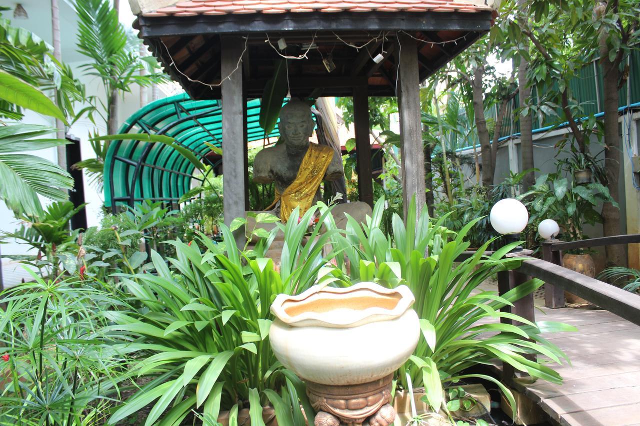 Central Night Hotel Siem Reap Buitenkant foto